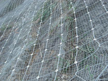 如何利用菱形防护网防止边坡塌方?
